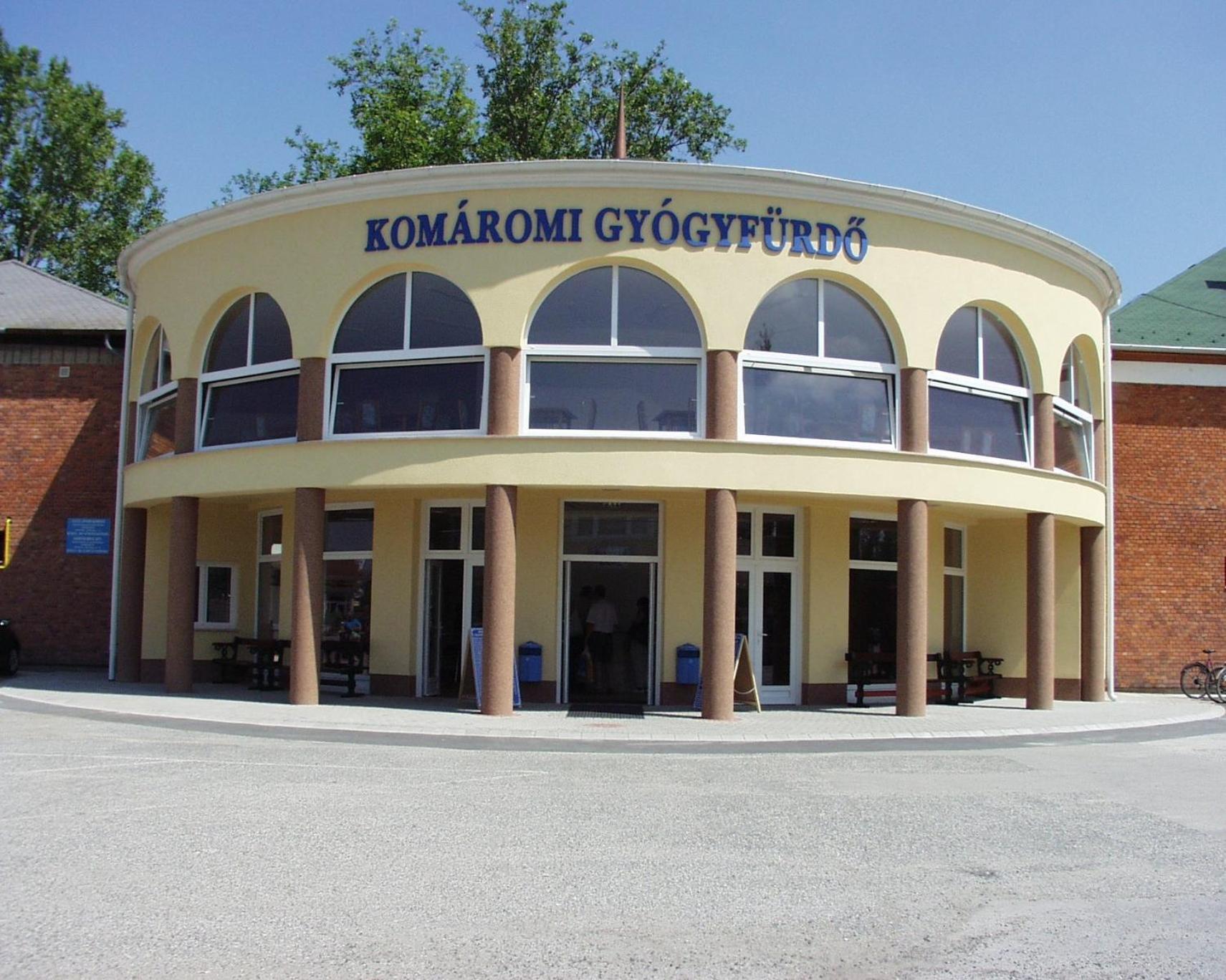 مبيت وإفطار Komárom Tulipan Panzio المظهر الخارجي الصورة